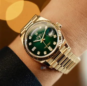 <p>V3升级版力荐 劳力士 ROLEX  XF3 2836改3255印字.配重版底盖</p><p> 劳力士星期日历型36MM皮带款 钢带款</p><p>接近原装一致的佩戴感受</p><p>表壳 采用904L精钢表壳</p><p>表盘 太阳纹配梯形批花瑞士夜光字钉</p><p>皮带 牛皮与真美洲鳄鱼皮可选   </p><p>表扣 K金钢印全光表扣</p><p>搭配2836改3255印字</p><p>底盖 904L配重底盖材质</p><p> 非市面全钨金掉漆材质   </p><p>  可包金 不掉漆 不发黑 保持永久光泽</p><p>更多款式见海报—   太阳出品精致推荐机械腕表 </p>