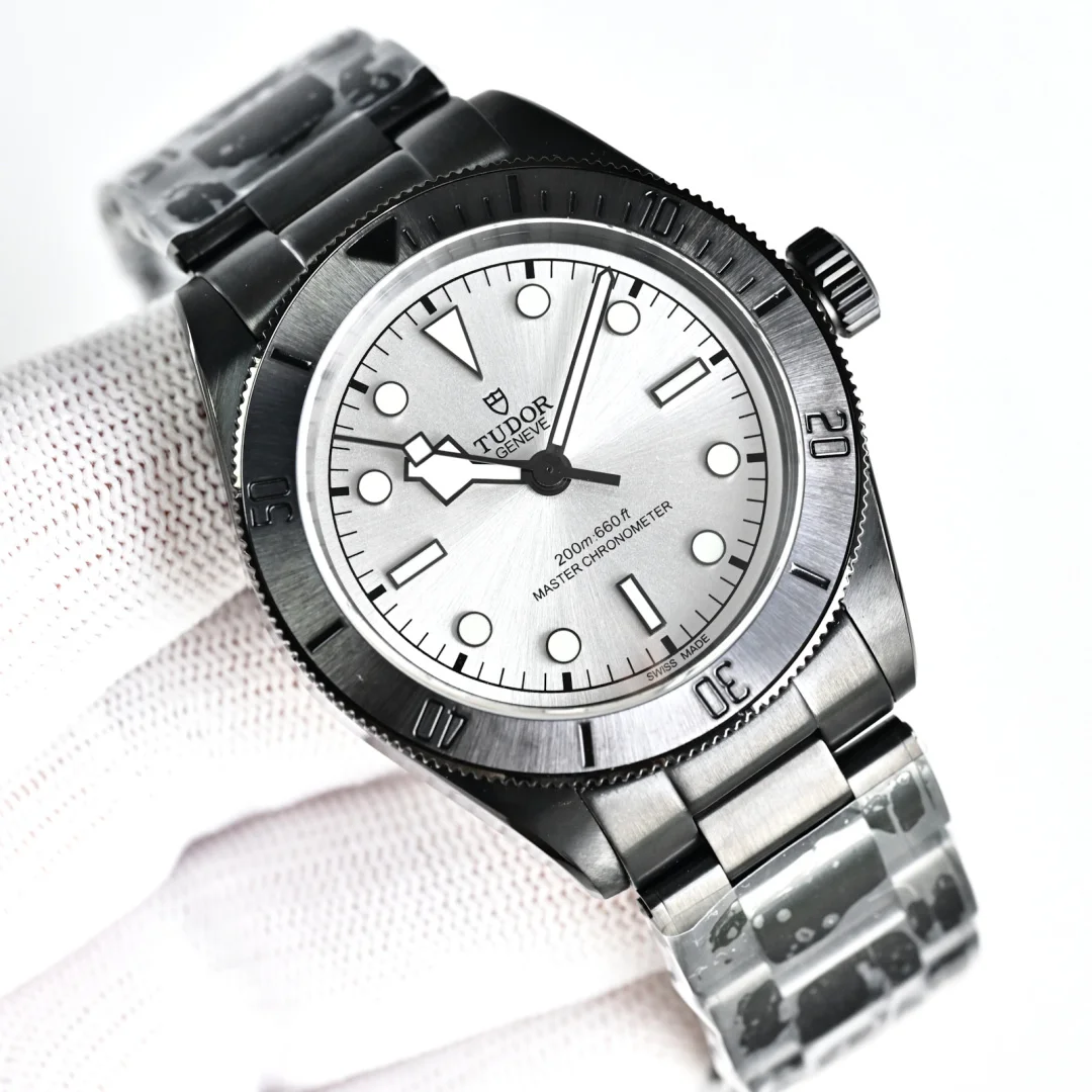 <p>3T新品: 升级版本 帝陀 TUDOR  KV3 碧湾系列 41mm 碧湾黑武士背透腕表 暗夜之眼 窥见机械之美 升级蓝宝石锅盖玻璃 同步表壳黑色钢带 </p><p>深邃如夜 锋芒毕露  帝陀碧湾黑武士背透腕表 承袭黑武士系列的硬朗风格 更以通透表背 将精密机械的运转之美尽收眼底 </p><p>哑光黑色陶瓷表圈  历经高温锻造 坚硬耐磨 低调中彰显不凡品味 一体成型中层表壳 线条流畅 坚固可靠 彰显帝陀一贯的精湛工艺 </p><p>黑  蓝  白表盘 简约大气 搭配夜光指针和时标 无论白天黑夜 时间清晰易读 标志性雪花指针 传承帝舵经典设计 在黑色背景下更显凌厉锋芒  </p><p>帝舵黑色背透机芯 透过蓝宝石水晶表背 机芯的精密运作一览无余 精雕细琢的自动陀  以喷砂细节和镌刻纹路点缀 彰显帝陀对细节的极致追求 超高动力储备  陪伴你征服每一个挑战 </p><p>可旋转外圈 饰以激光蚀刻数字刻度 满足专业潜水需求 </p><p>帝陀碧湾黑武士背透腕表 不仅是腕间时计 更是机械艺术的鉴赏之作 它属于那些追求卓越 品味非凡的都市精英 以无畏姿态 掌控时间 掌控人生 </p><p>腕