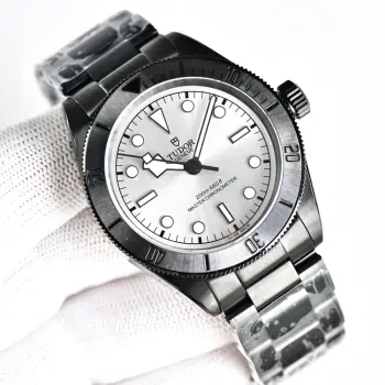 <p>3T新品: 升级版本 帝陀 TUDOR  KV3 碧湾系列 41mm 碧湾黑武士背透腕表 暗夜之眼 窥见机械之美 升级蓝宝石锅盖玻璃 同步表壳黑色钢带 </p><p>深邃如夜 锋芒毕露  帝陀碧湾黑武士背透腕表 承袭黑武士系列的硬朗风格 更以通透表背 将精密机械的运转之美尽收眼底 </p><p>哑光黑色陶瓷表圈  历经高温锻造 坚硬耐磨 低调中彰显不凡品味 一体成型中层表壳 线条流畅 坚固可靠 彰显帝陀一贯的精湛工艺 </p><p>黑  蓝  白表盘 简约大气 搭配夜光指针和时标 无论白天黑夜 时间清晰易读 标志性雪花指针 传承帝舵经典设计 在黑色背景下更显凌厉锋芒  </p><p>帝舵黑色背透机芯 透过蓝宝石水晶表背 机芯的精密运作一览无余 精雕细琢的自动陀  以喷砂细节和镌刻纹路点缀 彰显帝陀对细节的极致追求 超高动力储备  陪伴你征服每一个挑战 </p><p>可旋转外圈 饰以激光蚀刻数字刻度 满足专业潜水需求 </p><p>帝陀碧湾黑武士背透腕表 不仅是腕间时计 更是机械艺术的鉴赏之作 它属于那些追求卓越 品味非凡的都市精英 以无畏姿态 掌控时间 掌控人生 </p><p>腕