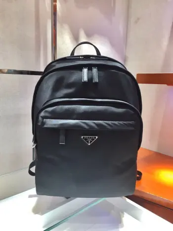 <p>独家首发 2VZ048双肩背包 原单货  这款背包以进口Saffiano皮革饰边勾勒轮廓 呈现充满现代感的极简主义线条  采用进口尼龙布料和十字纹牛皮组合成 顶级抛光金属五金  背面衬垫设计/十分舒适 又可放在拉杆箱上  格层功能性设计非常棒  简约又大气 男士们值得拥有  赶紧入手吧  长31x高43.5X底20cm       92698680</p>