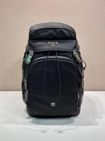 <p>新款背包  2VZ123登山包  </p><p>灵感源自徒步旅行风格 这款Re-Nylon背包将都市风格与户外元素相结合 宽敞的设计配有皮革饰边 设有多个外部和内部口袋 背部采用舒适的填充网布 技术细节融合功能性与装饰性 完善现代运动风配饰 配可调节饰边细节 皮革手提柄 袋口抽绳 翻盖和旁开扣扣合 四个拉链外袋和两个抽绳瓶袋</p><p>内部拉链口袋和双贴袋.上身效果非常酷 又是一款永久不过时爆款  赶紧入手吧  </p><p>长28x高46x底22cm   </p>