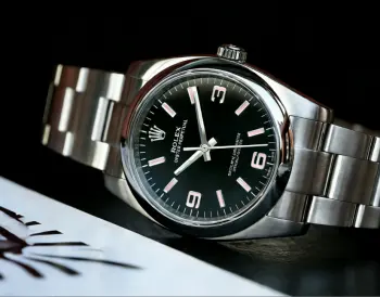 <p>V3 factory 劳力士 ROLEX 36mm  XF3 推出Rolex Oyster Perpetual 蚝式恒动36 116000最佳副本 狠货 完美实现了全部细节还原 相同尺寸 相同外观 相同材料 相同质感和韵味 一款非常难得的复刻劳力士 </p><p>购买理由 1.  a) 高还原度 消耗2只原装表开模 904L不锈钢表壳 重量十足 逆向CNC数控加工 每一个面 角 弧度与原装相同 首次实现了表耳4角位圆角打磨 消除一眼假三角面 确保中壳4角站立在同一个水平面无晃动 壳身两侧纤细修长同时饱满圆润 </p><p> b 表圈直径 内径 R角完全相同与原装 并且首次实现了三件套安装 钢外圈 尼龙O令 钢O令  看不到的位置同样做到 </p><p> c 精密底盖 同样使用904L不锈钢 与壳身匹配度高 旋转开启或关闭感觉一流 阻尼感得到还原 </p><p>2. a 全工艺 低成品率 蓝色表盘突破业界现有简单工序 使用8道工序 2次电镀 3次染料补色 还原Oyster Perpetual专有复合蓝色 业界首次突破超细放射纹 细 直 平 朦 若隐若现 在盘面的中间层 同时得到了相