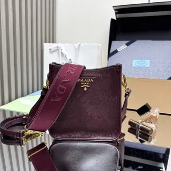 <p> 顶级原单 专柜新款单肩包 1BH191到货啦  配有两条肩带 这款皮革迷你单肩包采用进口鹿纹牛皮设计 简约又大气 正面金属三角形徽标平添标志性格调  可调式可拆卸徽标印花织带肩带 长度95厘米 最大长度107厘米 - 最小长度56厘米 - 最大垂长60厘米 - 最小垂长40厘米 金属配件 正面金属刻字徽标 磁扣扣合徽标印花尼龙衬里 配卡槽內袋 质感超赞  一眼就爱上了  女士们赶紧下手吧  尺寸 20*19*6cm</p>