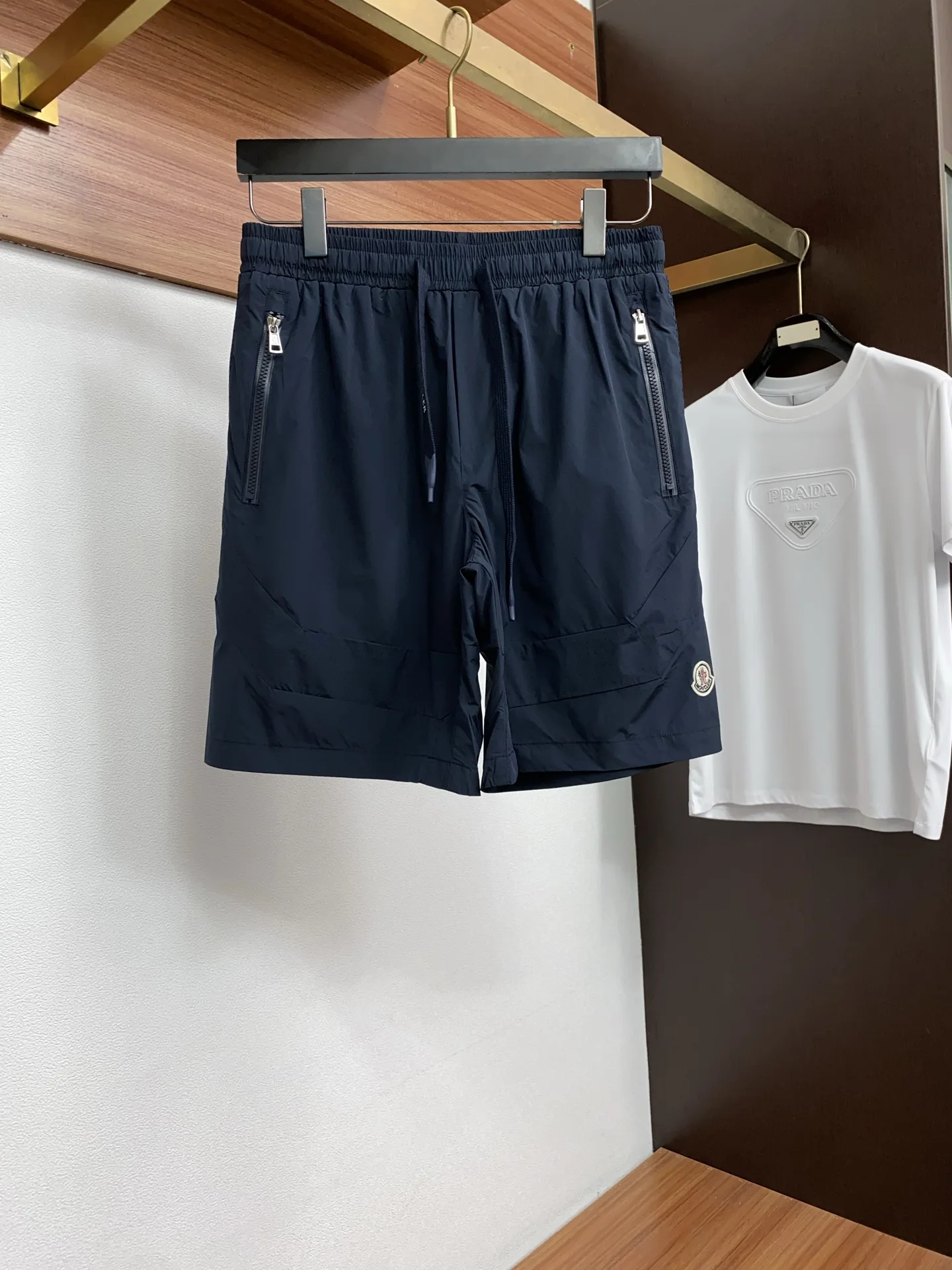 原单短款裤子男装|高仿短款裤子男装|精仿短款裤子男装|一比一短款裤子男装<p> 蒙口 春夏新款休闲短裤 品牌经典系列 速干沙滩裤面料 舒适度极好 手触感强烈 原版品牌logo 辨识度极高 定制进口面料 色泽清新 做工精细 码数 M-3xL</p>