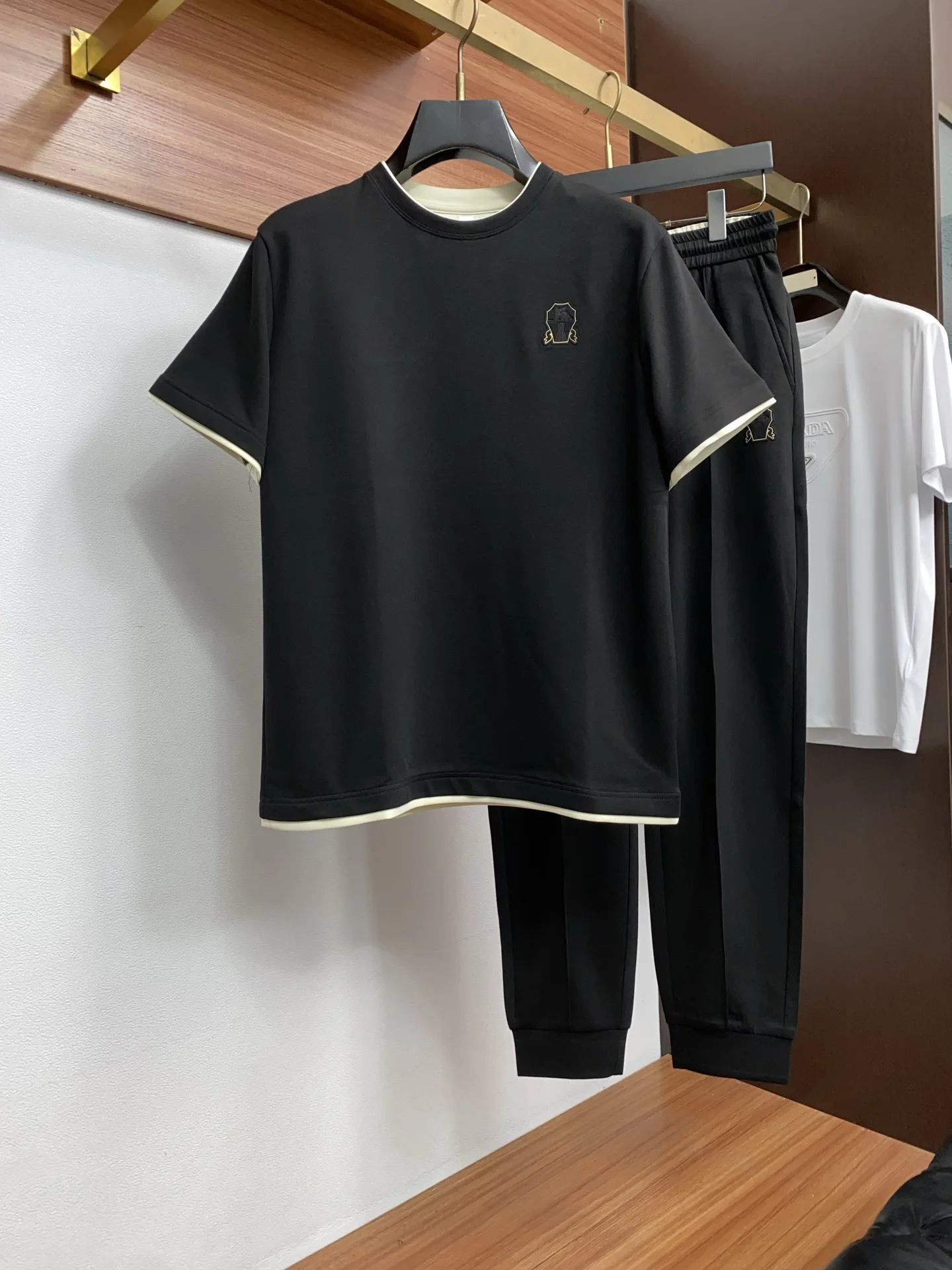 原单套装男装|高仿套装男装|精仿套装男装|一比一套装男装<p> BC M-3xL 26年春夏新款休闲长裤 套装 干净利落剪裁 都市风十足 采用精纺纯棉面料手感软糯干爽 上身效果挺括有型 五金精致 商务休闲非常好看如此众多的顶级原料 打造出价值感无与伦比的高端产品 高端潮流时尚人士首选</p>