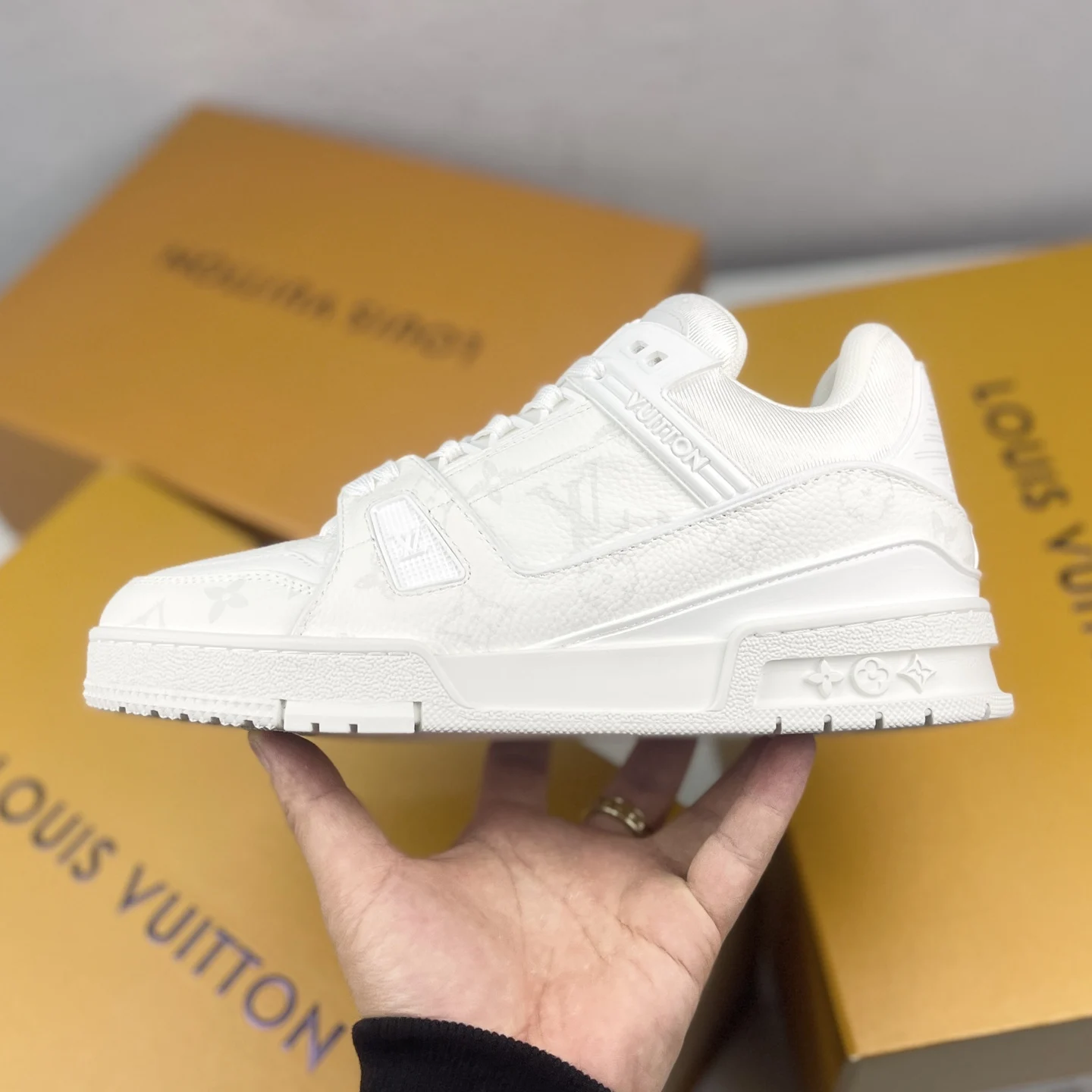 原单LV男鞋|高仿LV男鞋|精仿LV男鞋|一比一LV男鞋<p>LOUIS VUITTON Trainer 系带平底 低帮 板鞋 低帮时尚板鞋 运动鞋 </p><p>原版订制进口小牛皮 非市面上普通皮 可区分 </p><p>所有配件辅料都是按照原版1:1定制的 </p><p>独家私模TPU大底.板型+细节原版还原</p><p>全套原版大礼盒盒包装</p><p>请认准我家品质</p>