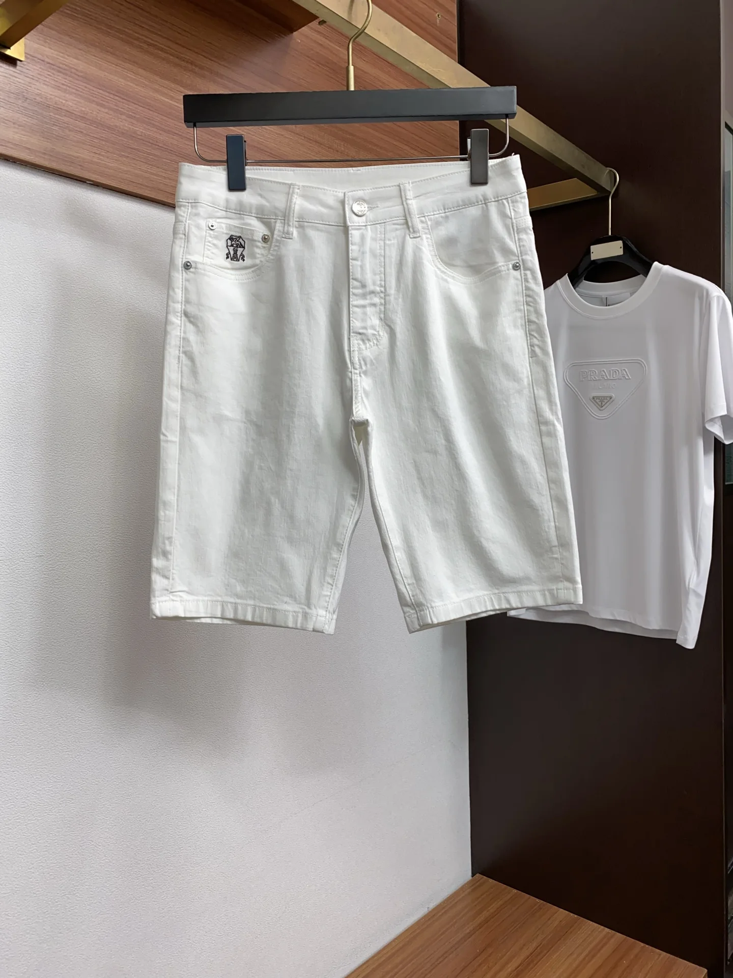 原单短款裤子男装|高仿短款裤子男装|精仿短款裤子男装|一比一短款裤子男装<p> BC 高端定制 2026早春最新款牛仔短裤 柜台同步发售 原版定制复刻 客供五金辅料 原单品质 进口牛仔面料高弹力 重工洗水 做工走线精细 上身绝佳 </p><p>码数: 29-38</p>