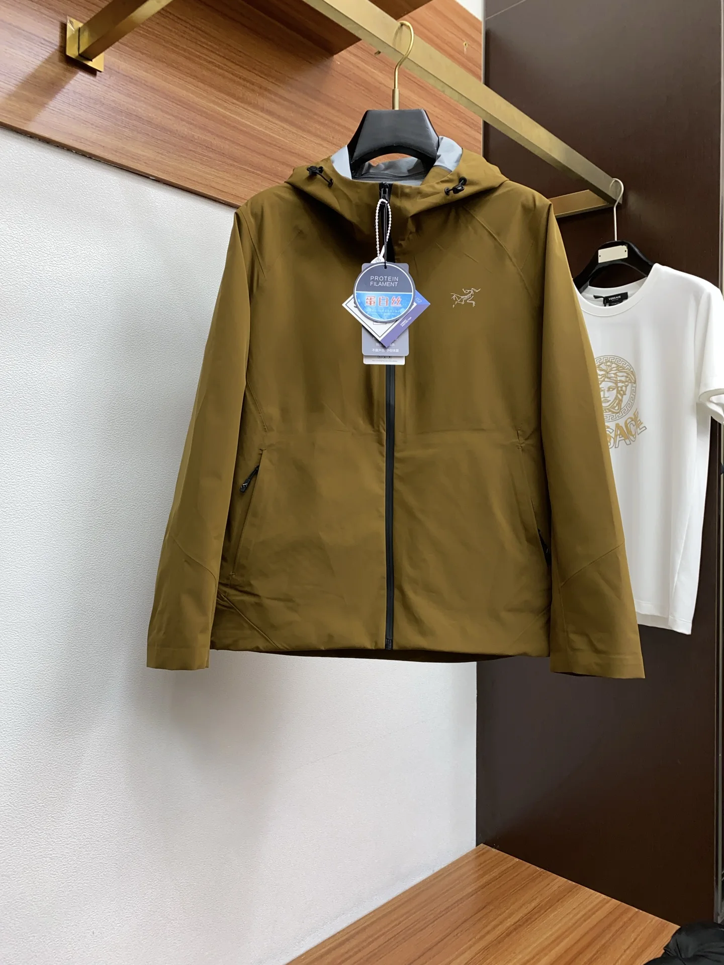 原单外套男装|高仿外套男装|精仿外套男装|一比一外套男装<p> ARCTERYX 始祖鸟 2026春夏AW新品 时尚休闲连帽冲锋衣外套 专柜同步有售 液氨蛋白面料 进口原版软壳面料 工艺极度复杂 视觉相当雅致时髦 高贵而优雅 从主体面料到细节工艺 彰显时装的匠心所在 8  色推荐 尺码 M-3xL</p>