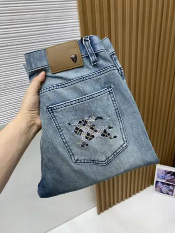早春最新款牛仔裤