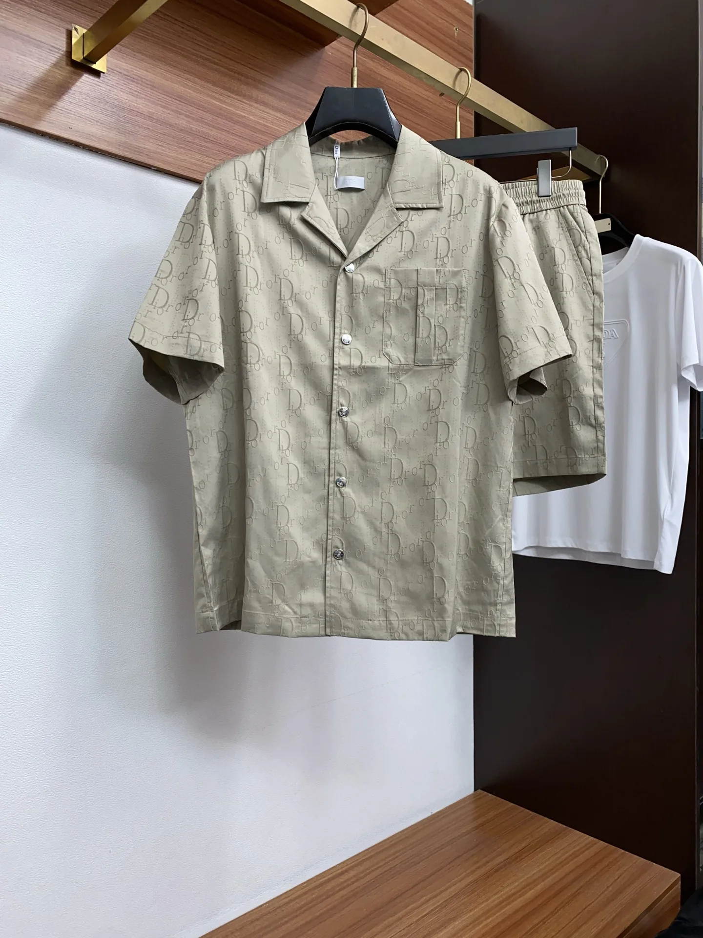 原单套装男装|高仿套装男装|精仿套装男装|一比一套装男装<p> 迪奥 M-3xL 26年春夏新款休闲短裤 套装 干净利落剪裁 都市风十足 采用精纺棉麻面料手感软糯干爽 上身效果挺括有型 五金精致 商务休闲非常好看如此众多的顶级原料 打造出价值感无与伦比的高端产品 高端潮流时尚人士首选</p>