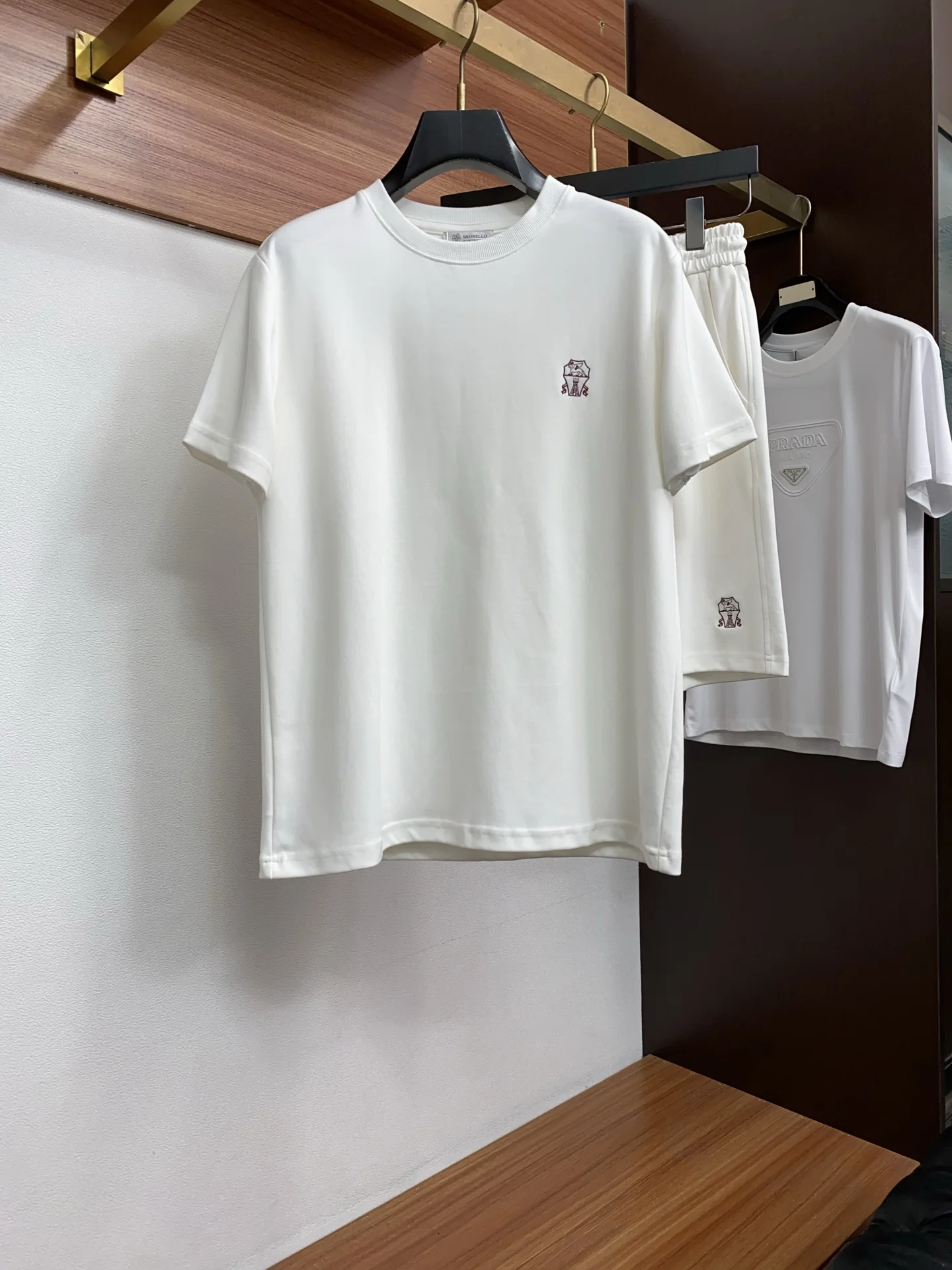 原单套装男装|高仿套装男装|精仿套装男装|一比一套装男装<p> BC 2026纯棉休闲套裝 甄选100%高支纯棉面料 经过精细磨毛工艺处理 触感如云朵般柔软 贴肤穿着毫无束缚感 37 恒温透气结构 夏季出汗不闷不粘 日常久坐也能保持清爽体感 告别闷热黏腻的尴尬 </p><p>利落的圆领T恤搭配松紧腰短裤 藏蓝色调沉稳大气 适配各种场合颜色 兰色-卡其色-灰色-白色</p>