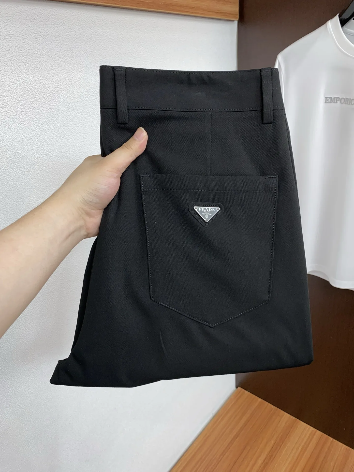 原单休闲裤男装|高仿休闲裤男装|精仿休闲裤男装|一比一休闲裤男装<p> 普拉达 26春夏新款 西装裤 休闲裤 干净利落剪裁 都市风十足 采用精纺面料手感软糯干爽 上身效果挺括有型 五金精致 商务休闲非常好看如此众多的顶级原料 打造出价值感无与伦比的高端产品 高端潮流时尚人士首选</p><p>尺码 30-38</p>