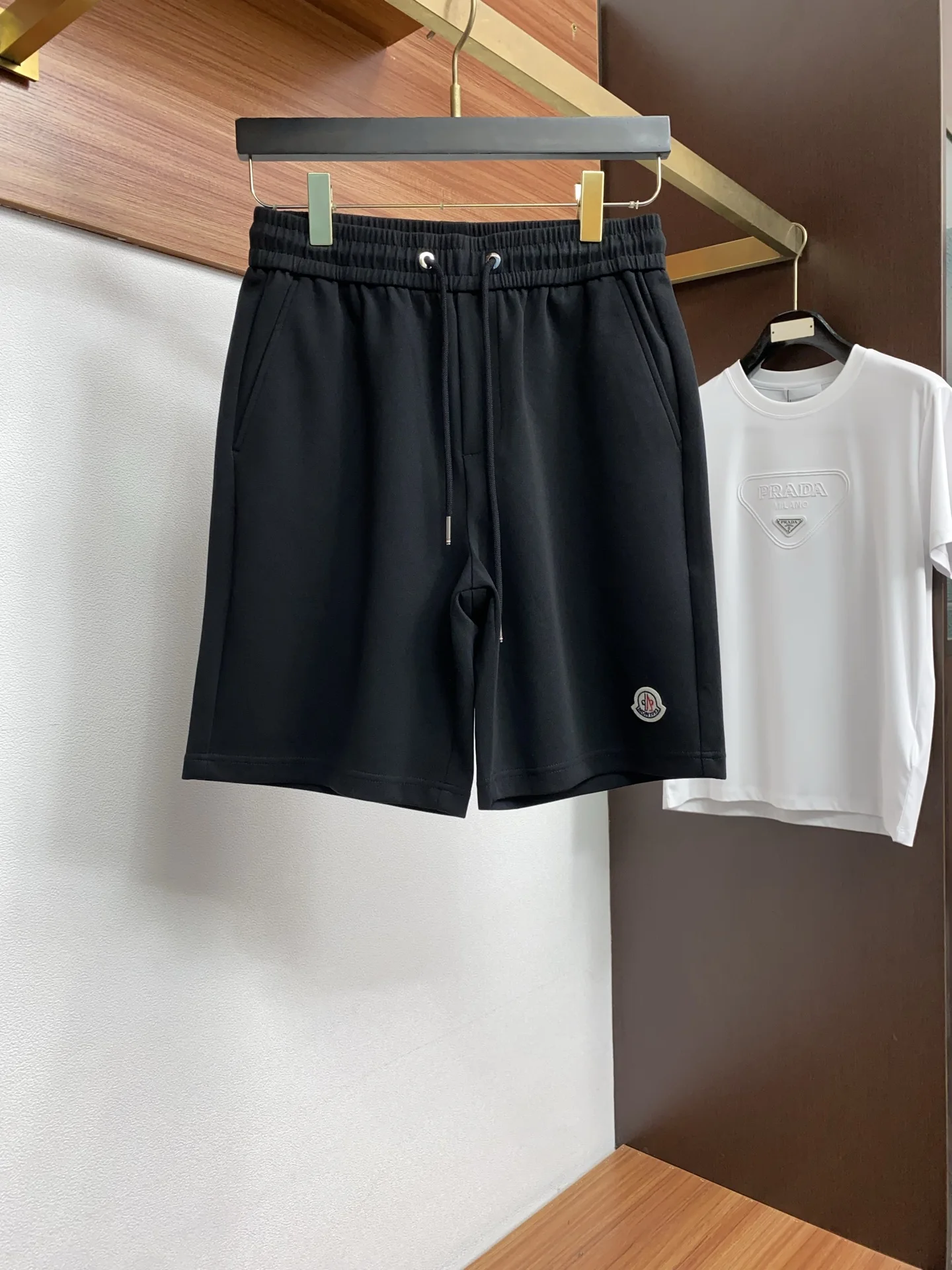 原单短款裤子男装|高仿短款裤子男装|精仿短款裤子男装|一比一短款裤子男装<p> 蒙口 春夏新款休闲短裤 品牌经典系列天丝纯棉面料 舒适度极好 手触感强烈 原版品牌logo 辨识度极高 定制进口面料 色泽清新 做工精细 码数 M-3xL </p>