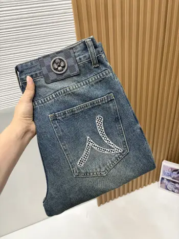 早春最新款牛仔裤