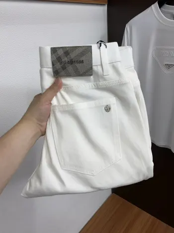 早春最新款牛仔裤