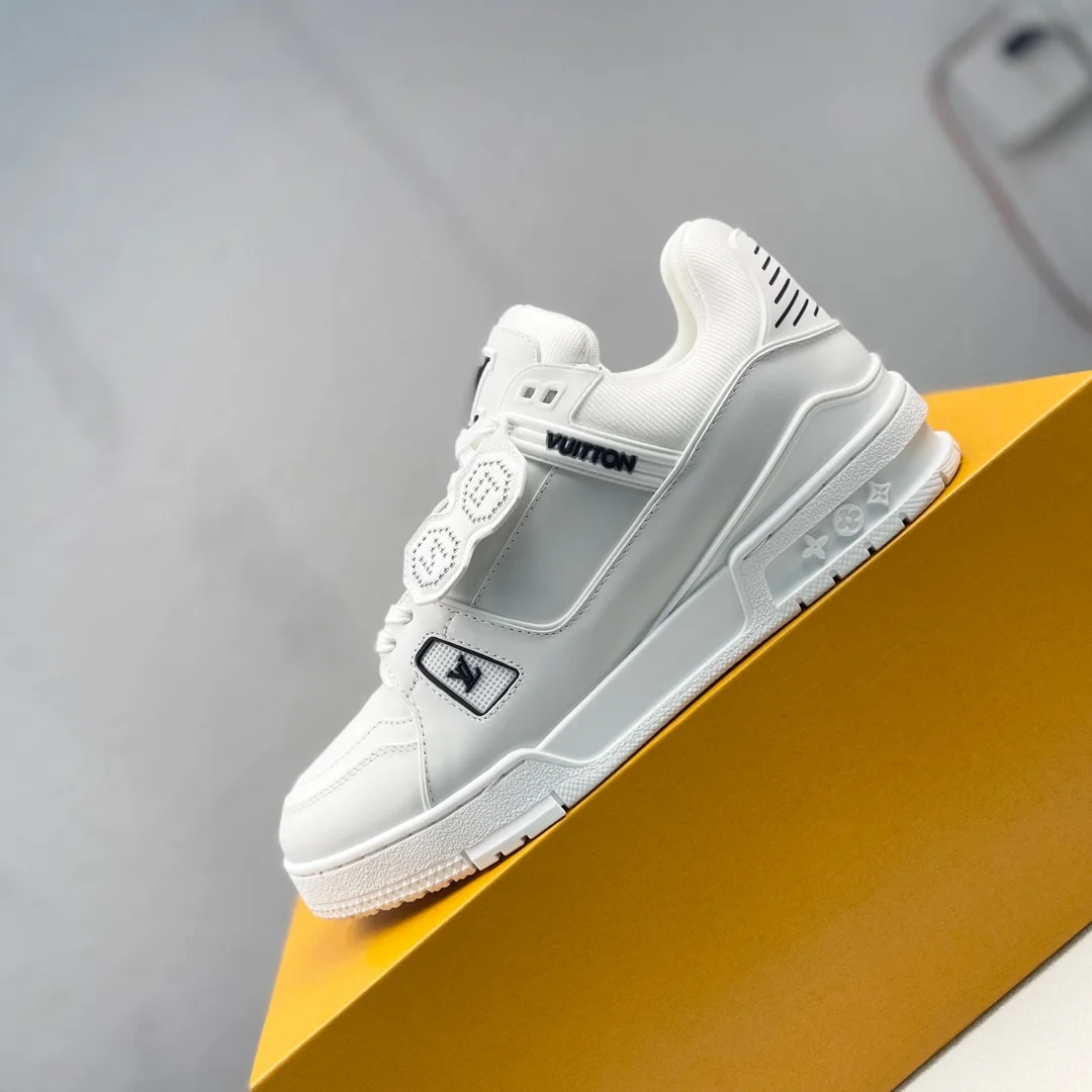 原单LV男鞋|高仿LV男鞋|精仿LV男鞋|一比一LV男鞋<p>LOUIS VUITTON Trainer 系带平底 低帮 板鞋 限定款 低帮时尚板鞋 运动鞋 </p><p>原版订制进口小牛皮 非市面上普通皮 可区分 </p><p>所有配件辅料都是按照原版1:1定制的 </p><p>独家私模TPU大底.板型+细节原版还原</p><p>全套原版大礼盒盒包装</p><p>请认准我家品质</p><p>女款35-41</p><p>男款38-47</p>