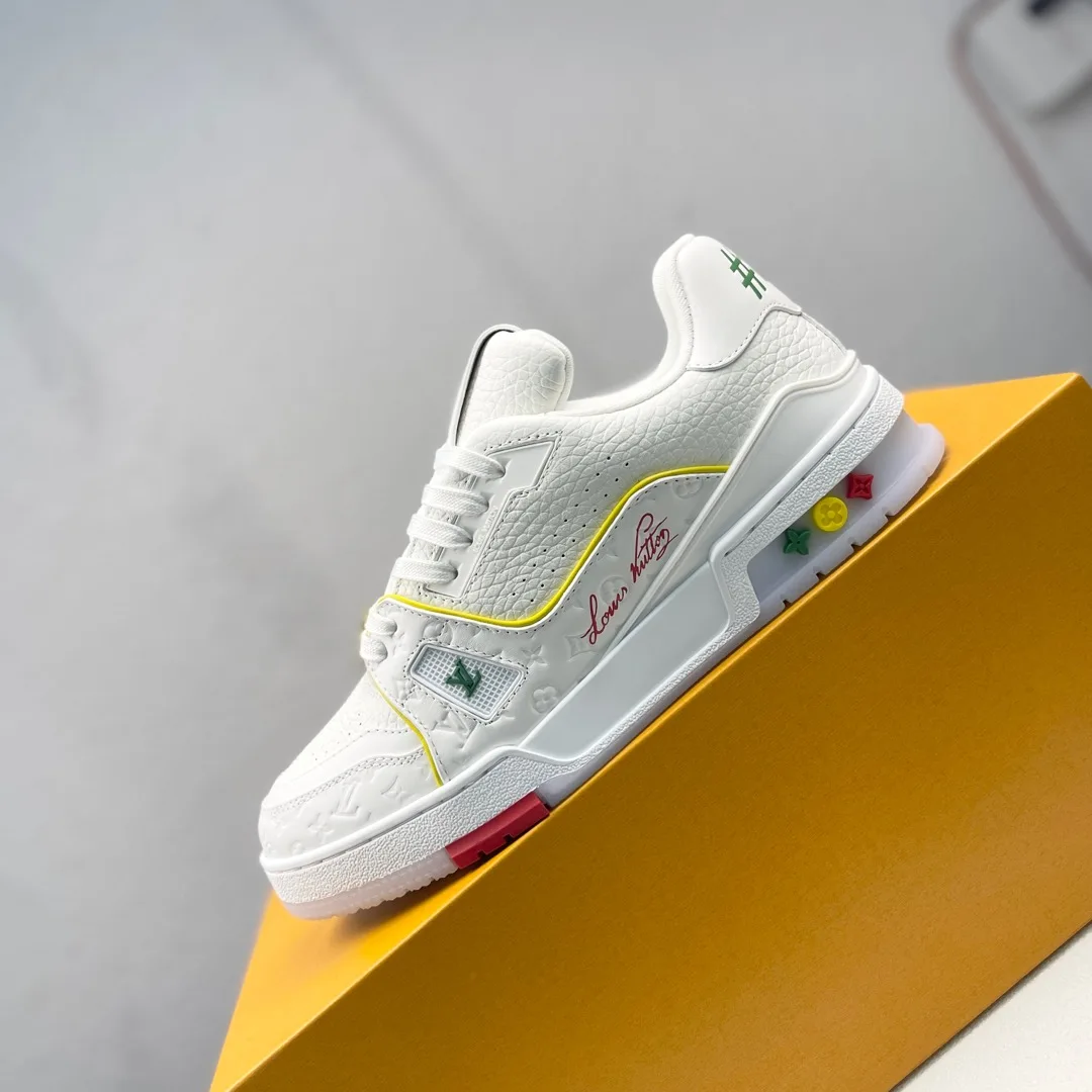 原单LV男鞋|高仿LV男鞋|精仿LV男鞋|一比一LV男鞋<p>LOUIS VUITTON Trainer 系带平底 低帮 板鞋 限定款 低帮时尚板鞋 运动鞋 </p><p>原版订制进口小牛皮 非市面上普通皮 可区分 </p><p>所有配件辅料都是按照原版1:1定制的 </p><p>独家私模TPU大底.板型+细节原版还原</p><p>全套原版大礼盒盒包装</p><p>请认准我家品质</p><p>女款35-41</p><p>男款38-47</p>
