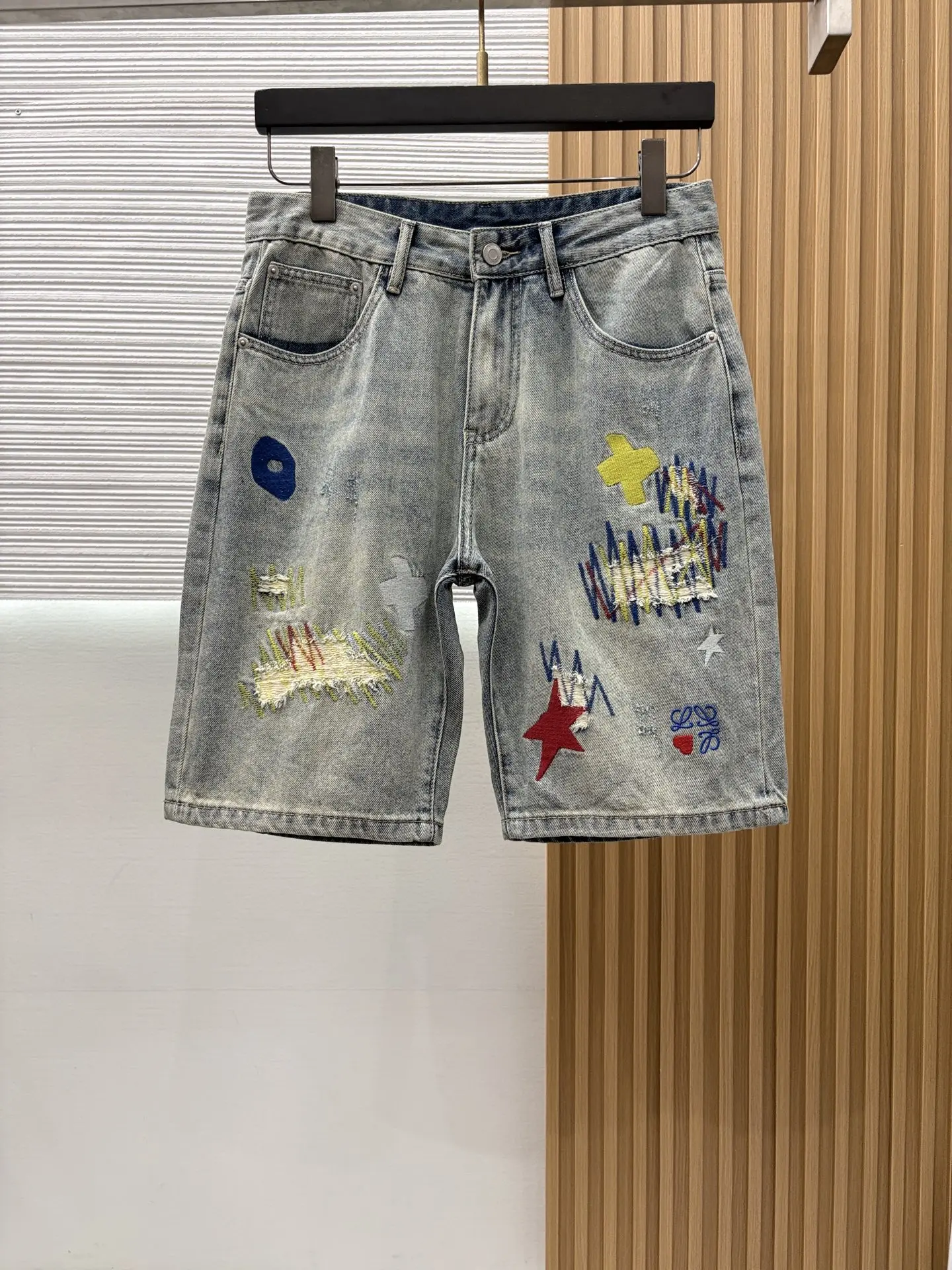 原单短款裤子男装|高仿短款裤子男装|精仿短款裤子男装|一比一短款裤子男装<p> 纪梵希 高端定制 2026早春最新款牛仔短裤 柜台同步发售 原版定制复刻 客供五金辅料 原单品质 进口牛仔面料直筒老风无弹力面料 重工洗水 做工走线精细 上身绝佳 优选单品</p><p>码数: 28-40</p>
