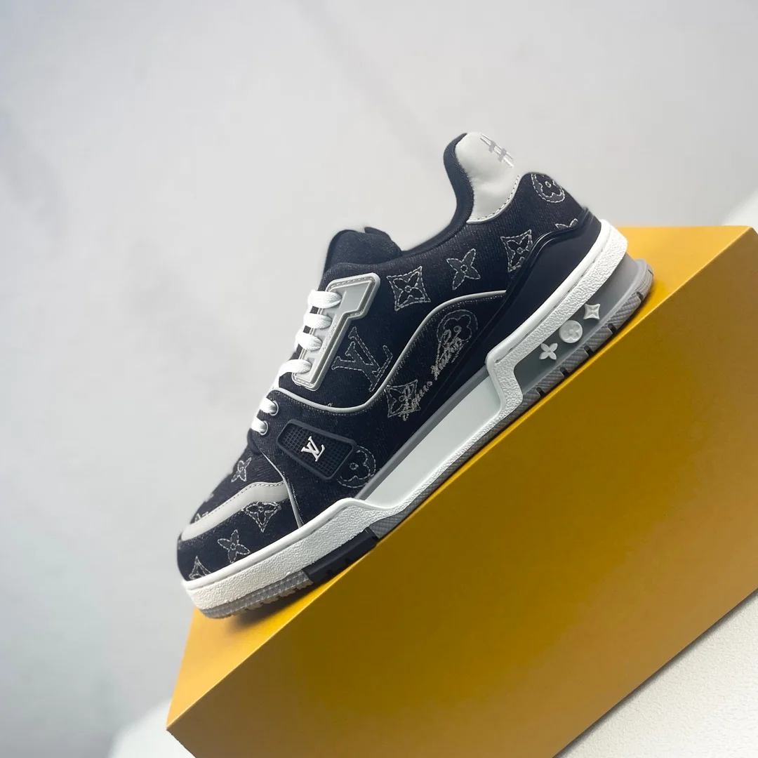 原单LV男鞋|高仿LV男鞋|精仿LV男鞋|一比一LV男鞋<p>LOUIS VUITTON Trainer 系带平底 低帮 板鞋 限定款 低帮时尚板鞋 运动鞋 </p><p>原版订制进口小牛皮 非市面上普通皮 可区分 </p><p>所有配件辅料都是按照原版1:1定制的 </p><p>独家私模TPU大底.板型+细节原版还原</p><p>全套原版大礼盒盒包装</p><p>请认准我家品质</p><p>女款35-41</p><p>男款38-47</p>