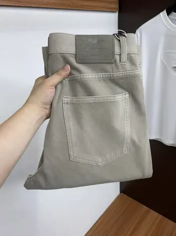 早春最新风牛仔裤