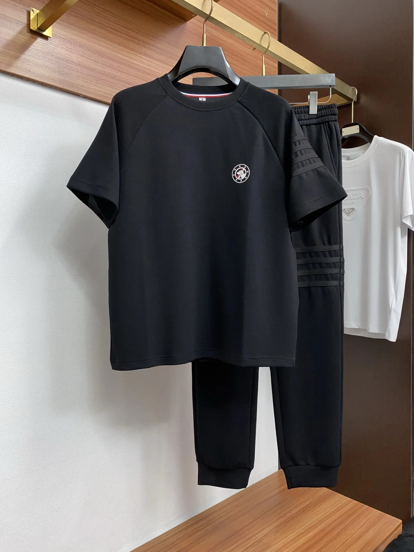 原单套装男装|高仿套装男装|精仿套装男装|一比一套装男装<p> TB M-3xL 26年春夏新款休闲长裤 套装 干净利落剪裁 都市风十足 采用精纺纯棉面料手感软糯干爽 上身效果挺括有型 五金精致 商务休闲非常好看如此众多的顶级原料 打造出价值感无与伦比的高端产品 高端潮流时尚人士首选</p>