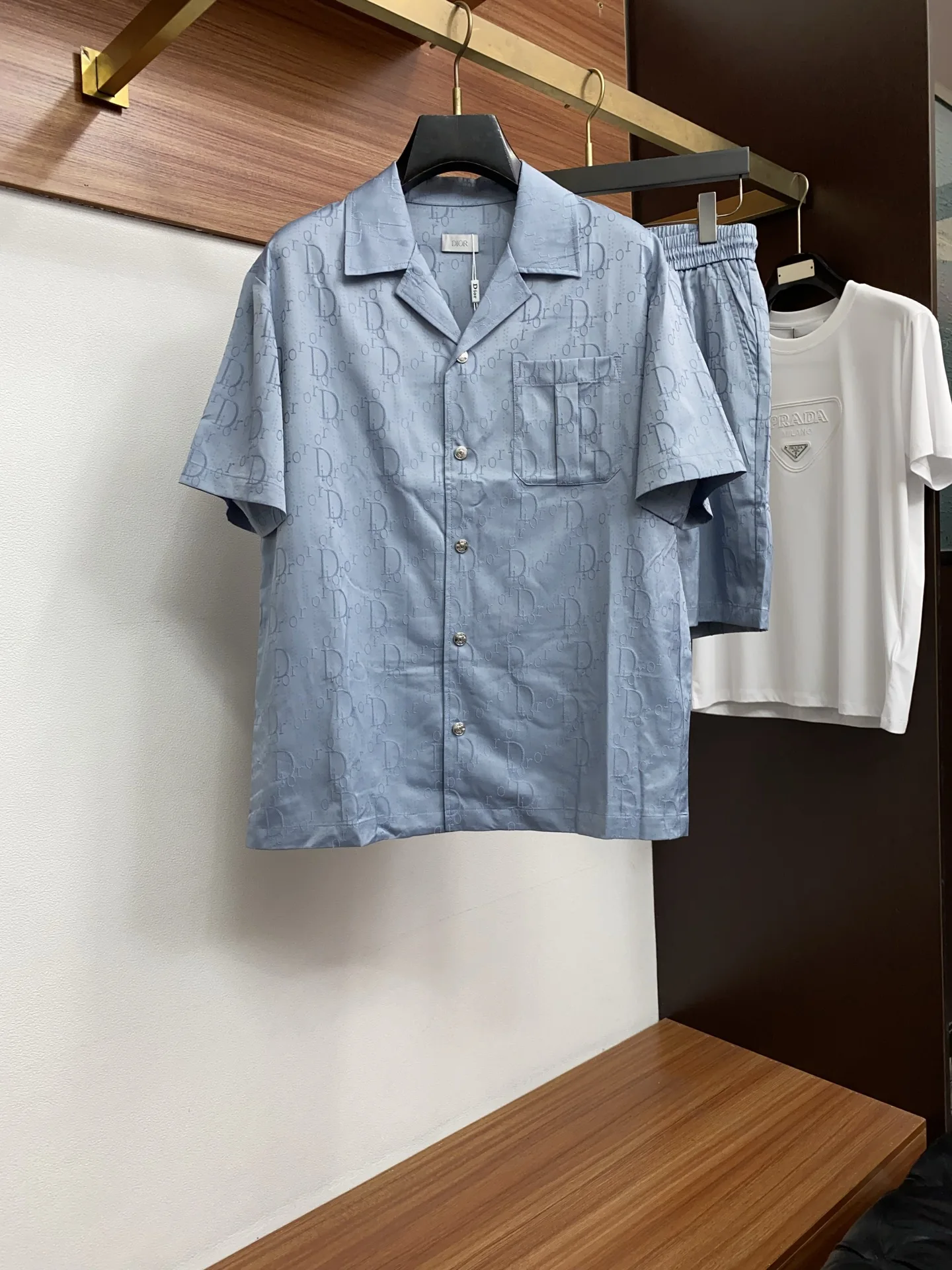 原单套装男装|高仿套装男装|精仿套装男装|一比一套装男装<p> 迪奥 M-3xL 26年春夏新款休闲短裤 套装 干净利落剪裁 都市风十足 采用精纺棉麻面料手感软糯干爽 上身效果挺括有型 五金精致 商务休闲非常好看如此众多的顶级原料 打造出价值感无与伦比的高端产品 高端潮流时尚人士首选</p>