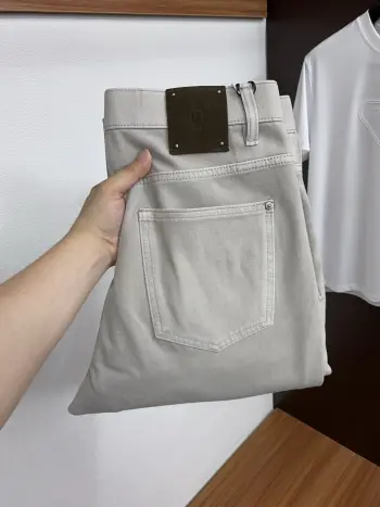 早春最新款牛仔裤