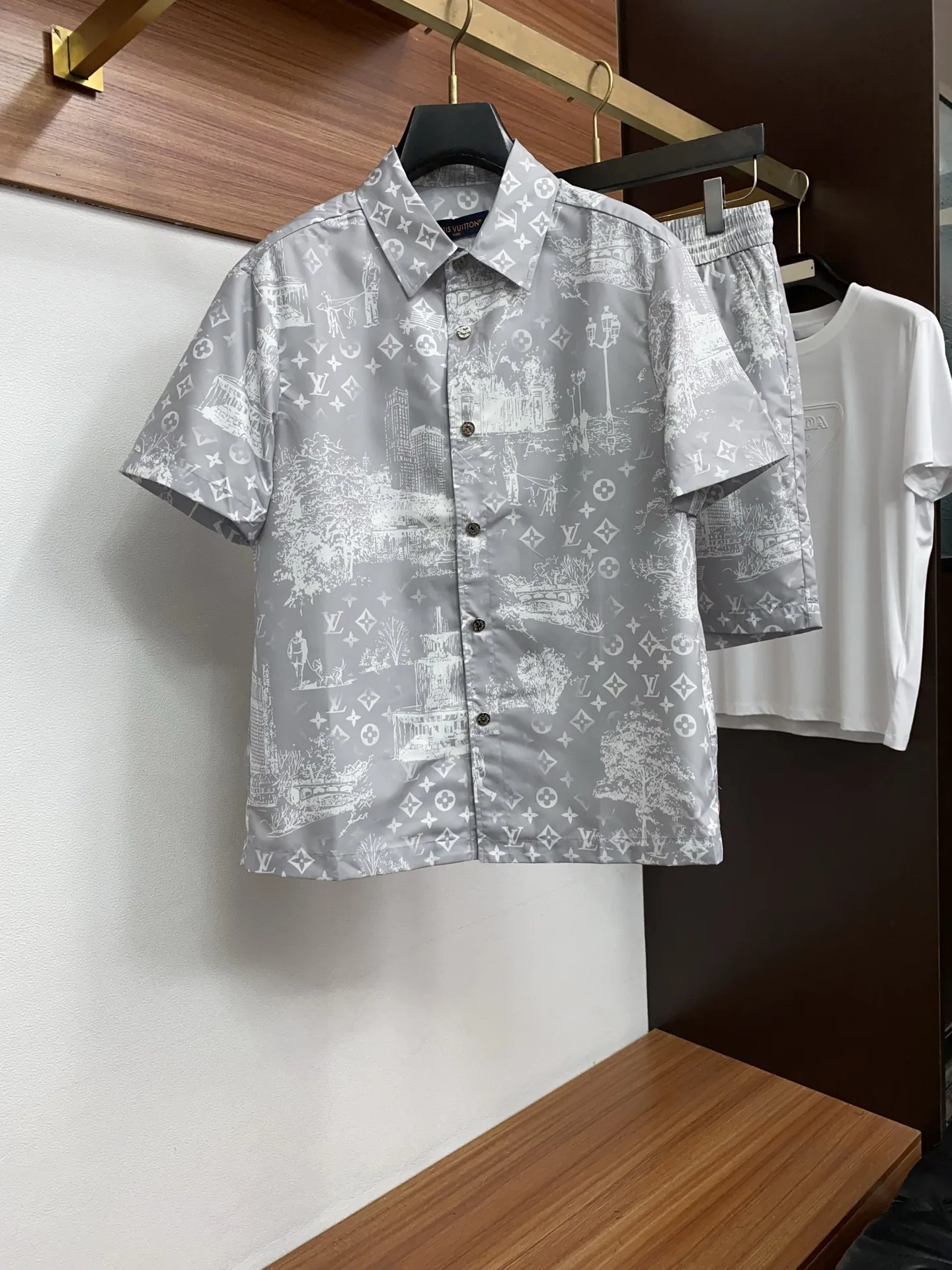 原单套装男装|高仿套装男装|精仿套装男装|一比一套装男装<p> 1v路易威登 M-3xL 26年春夏新款休闲短裤 套装 干净利落剪裁 都市风十足 采用精纺面料手感软糯干爽 上身效果挺括有型 五金精致 商务休闲非常好看如此众多的顶级原料 打造出价值感无与伦比的高端产品 高端潮流时尚人士首选</p>