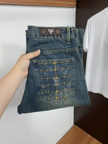 早春最新款牛仔裤