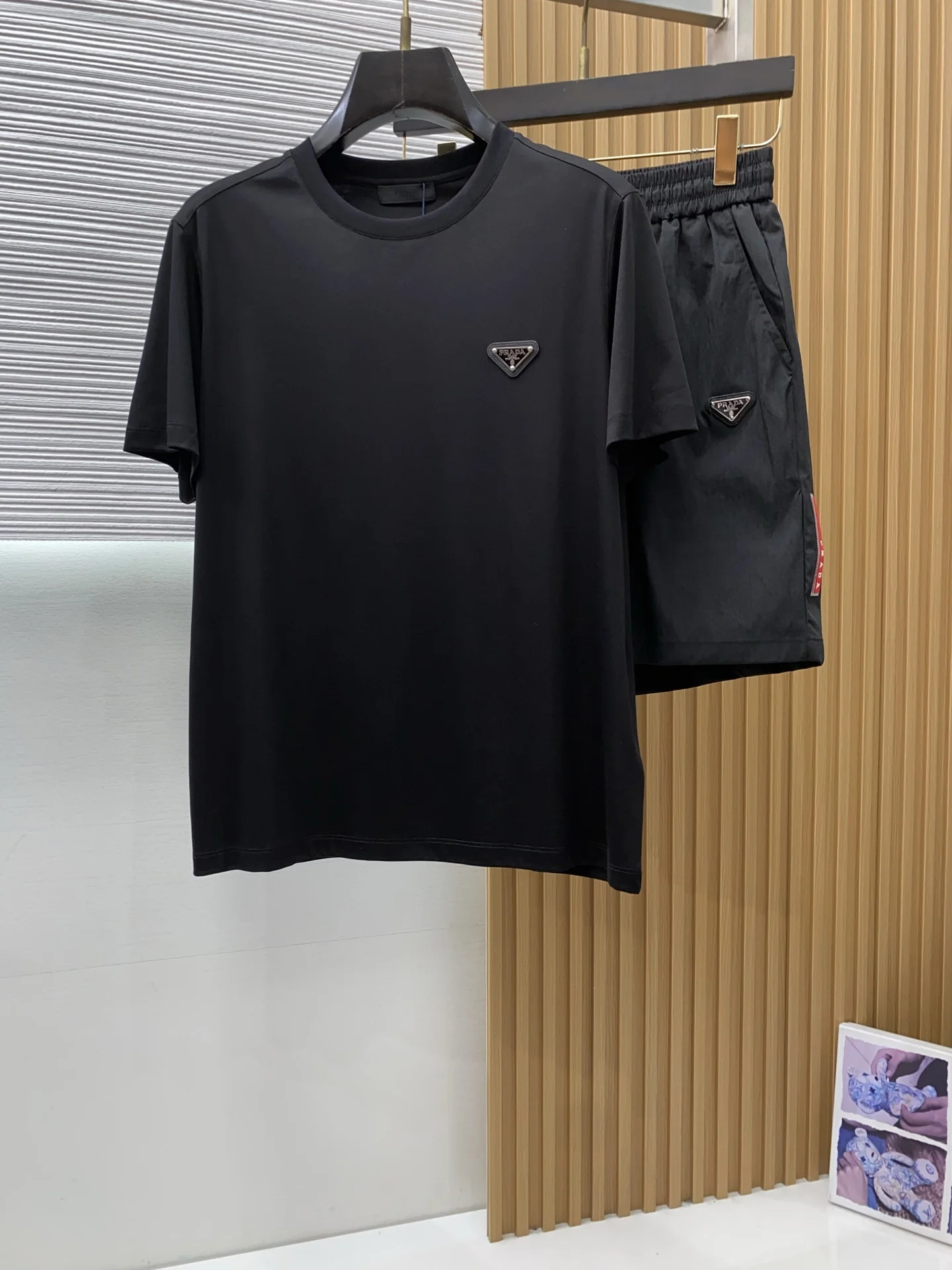 原单套装男装|高仿套装男装|精仿套装男装|一比一套装男装<p> 普拉达 2025春夏新款首发专柜最新款圆领短袖套装 高端订制 设计前卫时尚 品牌logo重工艺设计 高端定制桑醋丝双面丝光棉面料短袖 手感柔软.穿着舒适.专柜级别精致车线.做工精细.久穿不变型 不退色 上身效果无敌帅气 搭配 速干鸟家特供弹力面料短裤 型男必备单品 码数 M-3xL</p>