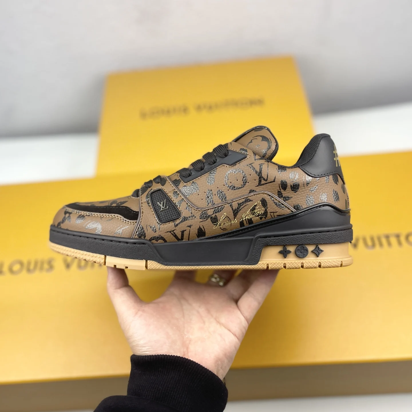 原单LV男鞋|高仿LV男鞋|精仿LV男鞋|一比一LV男鞋<p>LOUIS VUITTON Trainer 系带平底 低帮 板鞋 低帮时尚板鞋 运动鞋 </p><p>原版订制进口小牛皮 非市面上普通皮 可区分 </p><p>所有配件辅料都是按照原版1:1定制的 </p><p>独家私模TPU大底.板型+细节原版还原</p><p>全套原版大礼盒盒包装</p><p>请认准我家品质</p>