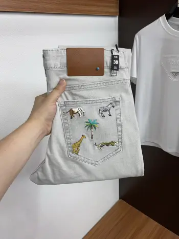 早春最新款牛仔裤