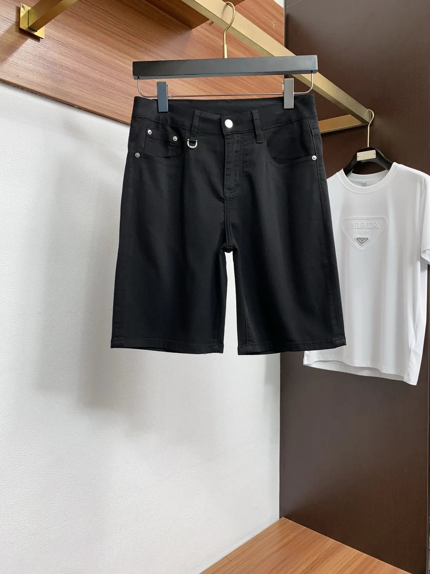 原单牛仔裤男装|高仿牛仔裤男装|精仿牛仔裤男装|一比一牛仔裤男装<p> 蒙口 高端定制 2026早春最新款牛仔短裤 柜台同步发售 原版定制复刻 客供五金辅料 原单品质 进口牛仔面料高弹力 重工洗水 做工走线精细 上身绝佳 优选单品</p><p>码数: 29-38</p>