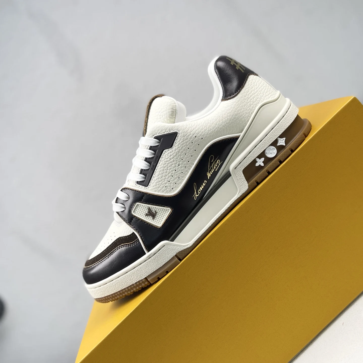 原单LV男鞋|高仿LV男鞋|精仿LV男鞋|一比一LV男鞋<p>LOUIS VUITTON Trainer 系带平底 低帮 板鞋 低帮时尚板鞋 运动鞋 </p><p>原版订制进口小牛皮 非市面上普通皮 可区分 </p><p>所有配件辅料都是按照原版1:1定制的 </p><p>独家私模TPU大底.板型+细节原版还原</p><p>全套原版大礼盒盒包装</p><p>请认准我家品质</p>