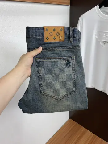 早春最新款牛仔裤