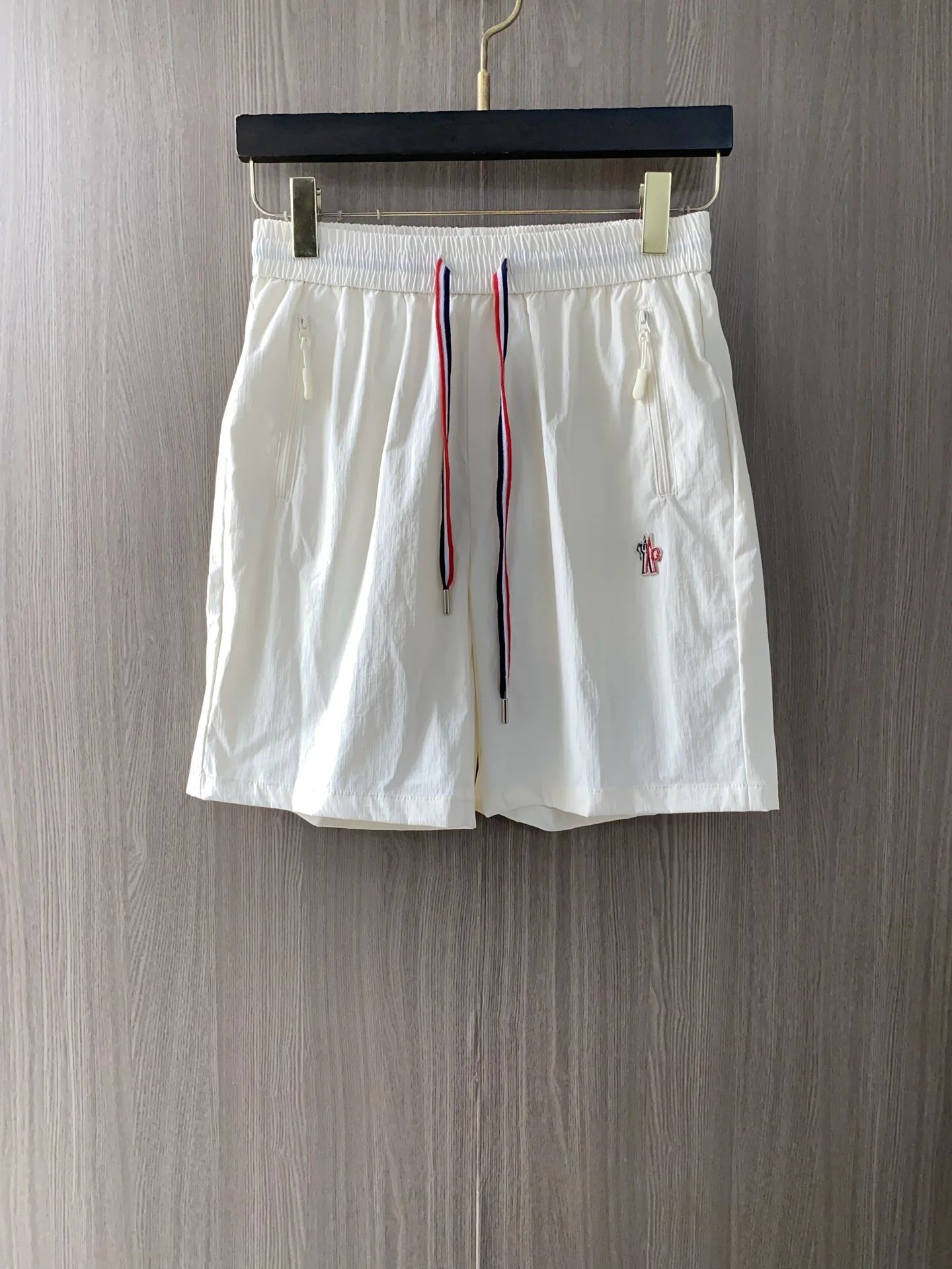 原单短款裤子男装|高仿短款裤子男装|精仿短款裤子男装|一比一短款裤子男装<p> 蒙口 春夏新款休闲短裤 品牌经典系列面料 速干原版设计 舒适度极好 手触感强烈 原版品牌logo 辨识度极高 定制进口面料 色泽清新 做工精细 码数 M-3xL </p>