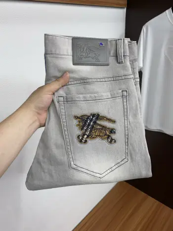 早春最新款牛仔裤
