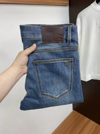 早春最新款牛仔裤