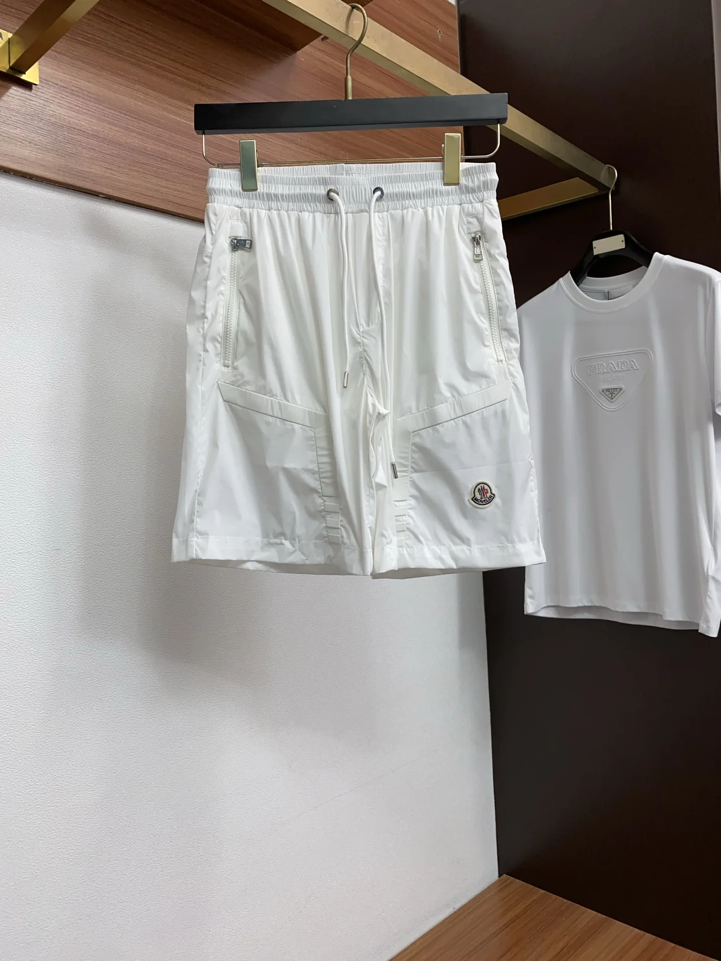 原单短款裤子男装|高仿短款裤子男装|精仿短款裤子男装|一比一短款裤子男装<p> 蒙口 春夏新款休闲短裤 品牌经典系列 速干沙滩裤面料 舒适度极好 手触感强烈 原版品牌logo 辨识度极高 定制进口面料 色泽清新 做工精细 码数 M-3xL</p>