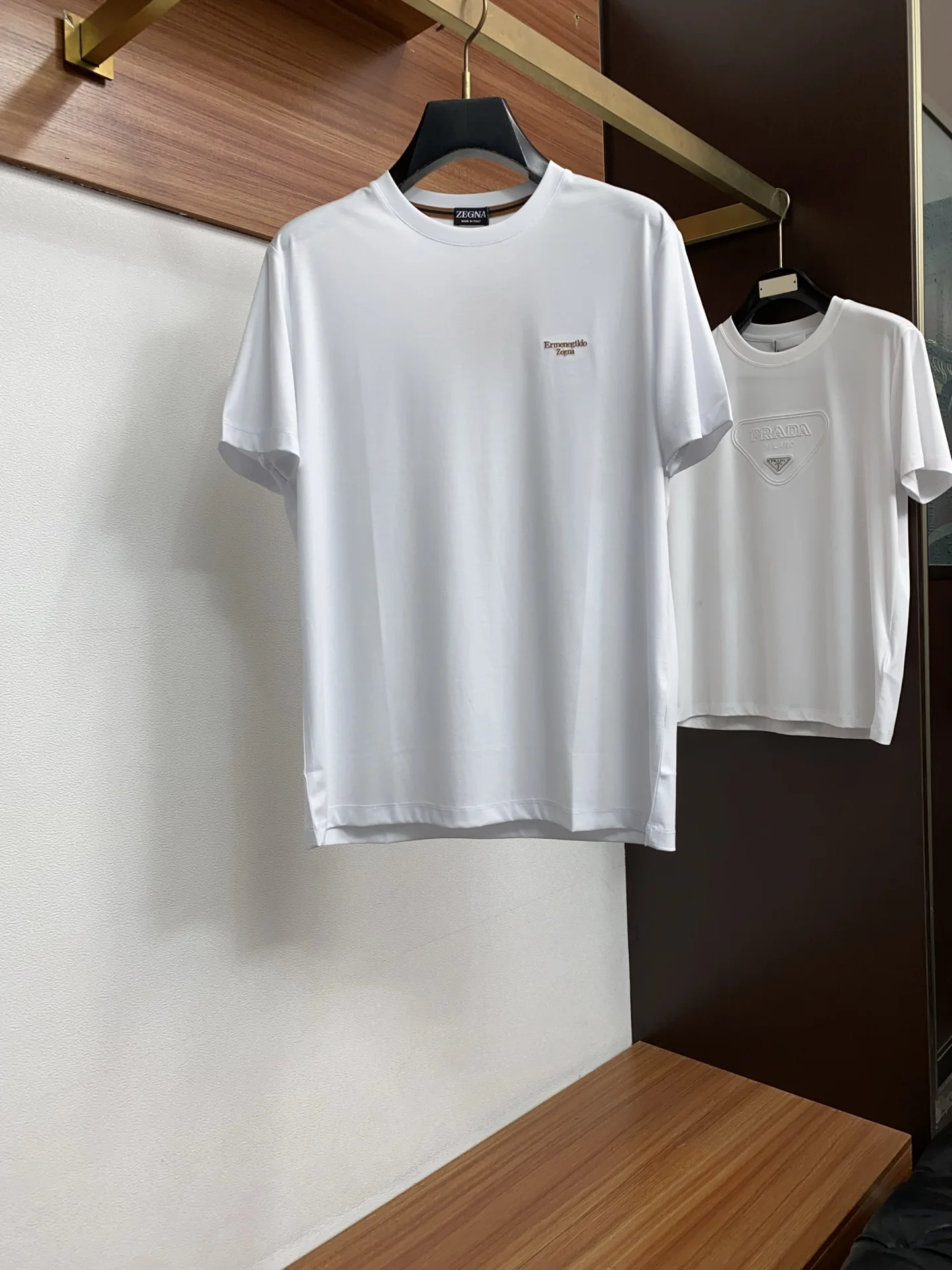 原单短袖T恤男装|高仿短袖T恤男装|精仿短袖T恤男装|一比一短袖T恤男装<p> 杰尼亚 2026春夏新款首发专柜最新款圆领短袖 高端订制 设计前卫时尚 品牌logo重工艺设计 高端定制100支双面丝光棉面料.手感柔软.穿着舒适.专柜级别精致车线.做工精细.上身效果无敌帅气 型男必备单品 码数 M-3xL</p>