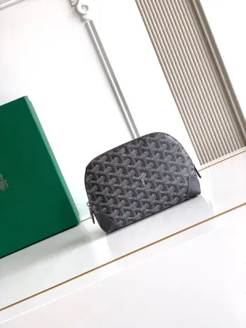 <p>Vendôme化妆袋是理想的化妆用品 内部的防水棉衬里易于清洁 它小巧实用 可以随时移入日常的包袋或手提箱中  其设计灵感来源于Vendôme包的美学外形 它涵盖了Vendôme包所有的经典特征 特别是顶部圆型结构 皮革边角和G型拉链 </p><p>18 cm × 7 cm × 13.5 cm</p><p> 6107-灰色</p>