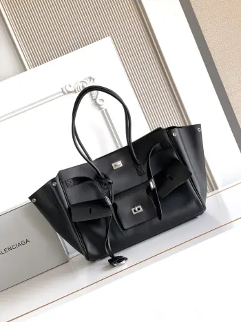 <p> 黑色银扣 Balenciag Bel Air 秀款手袋</p><p>秋冬爆款上线!!无论如何都要拥有一支巴黎家的中号Belair 真是太迷人啦!</p><p>尺寸: 36.5-14.5-28cm</p><p>款号:2012</p>