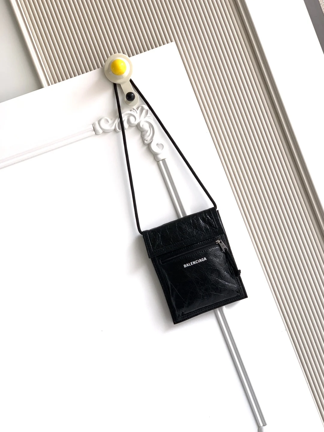 <p>Balenciag新款斜背/腰包/香烟包</p><p>巴黎世家每次的设计都是刚刚好 </p><p>今年无论出什么款都会有一大波大牌跟风 这款小包不仅能斜背 </p><p>还能用腰带穿过当腰包噢 </p><p>虽然小巧但是放Plus也戳戳有余 </p><p>实用和凹造型两不误 </p><p>尺寸:15.5x4x19cm</p>