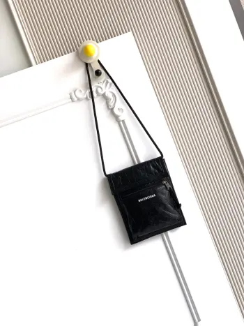 <p>Balenciag新款斜背/腰包/香烟包</p><p>巴黎世家每次的设计都是刚刚好 </p><p>今年无论出什么款都会有一大波大牌跟风 这款小包不仅能斜背 </p><p>还能用腰带穿过当腰包噢 </p><p>虽然小巧但是放Plus也戳戳有余 </p><p>实用和凹造型两不误 </p><p>尺寸:15.5x4x19cm</p>