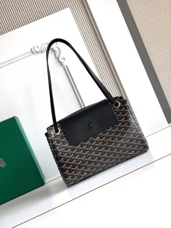 <p>Rouette bag鲁爱包体现了 Goyar之家的模块化原则 由于采用固定滑动肩带 折叠式侧翼和磁性皮革翻盖 它提供了 22 种不同的背法 因此 它将满足所有风格和需求 随时变换不同造型 </p><p>23 cm x 14 cm x 31 cm</p><p> 6685-黑色</p>