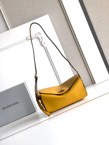 <p>𝗕𝗮𝗹𝗲𝗻𝗰𝗶𝗮𝗴𝗮*𝗟𝗲𝟳 黄色 </p><p>Balenciaga LE 7来啦      很流畅的包型 背上之后整个人显得更轻松又有风格 不会太正式 也不会太随意 刚好介于日常和时髦之间 这种没有明显季节感的包反而更耐用 也更容易成为日常常背的一只    </p><p>型号  2037</p><p>尺寸 长26.0 x 高13.5 x 宽10.0厘米</p>