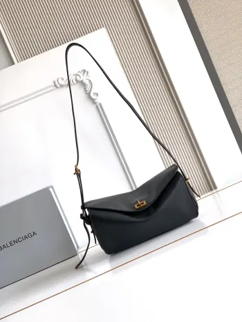 <p>𝗕𝗮𝗹𝗲𝗻𝗰𝗶𝗮𝗴𝗮*𝗟𝗲𝟳 黑色 </p><p>Balenciaga LE 7来啦      很流畅的包型 背上之后整个人显得更轻松又有风格 不会太正式 也不会太随意 刚好介于日常和时髦之间 这种没有明显季节感的包反而更耐用 也更容易成为日常常背的一只    </p><p>型号  2037</p><p>尺寸 长26.0 x 高13.5 x 宽10.0厘米</p>