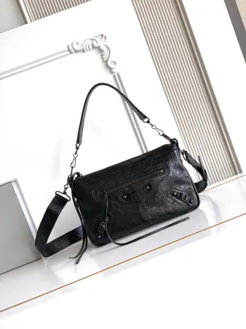 <p> 小号 𝐁𝐀𝐋𝐄𝐍𝐂𝐈𝐀𝐆 City Moto</p><p>巴黎世家Le City Moto手袋 首次亮相Balenciaga冬季25系列广告大片 由时尚摄影大师 Juergen Teller拍摄 全新包型搭配可调节可拆卸款肩带 赋予多元背携方式  小羊皮质感无敌 五金细节满满  不管是喜欢大气范儿 还是精致感 这只moto都不会让人失望 </p><p>尺寸 长29cm x 高18cmx 宽13cm</p><p>款号:2026</p>