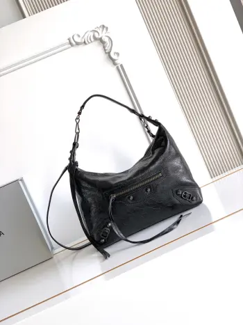 <p> 小号黑色 </p><p>𝐁𝐚𝐥𝐞𝐧𝐜𝐢𝐚𝐠ɞ Le City Hobo </p><p>经典与创新融合 把酷飒氛围感拉满 直接原地封神 新款跳脱了过时的成分 融入新元素 没有改变的做旧五金搭配经典流苏 宽肩设计 加大容量更加有型 手提单肩背随性松弛感拉满 实用性强 时尚潮儿闭眼选择 </p><p>小号尺寸 长28×底宽10×高27cm</p><p>大号尺寸 长37×底宽11×高35cm </p><p>款号 2029</p>