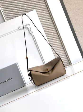 <p>𝗕𝗮𝗹𝗲𝗻𝗰𝗶𝗮𝗴𝗮*𝗟𝗲𝟳 卡其色 </p><p>Balenciaga LE 7来啦      很流畅的包型 背上之后整个人显得更轻松又有风格 不会太正式 也不会太随意 刚好介于日常和时髦之间 这种没有明显季节感的包反而更耐用 也更容易成为日常常背的一只    </p><p>型号  3037</p><p>尺寸 长26.0 x 高13.5 x 宽10.0厘米</p>